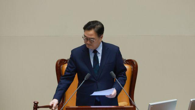 239시간 ‘필버’ 지킨 우원식 “주호영, 사회 맡아달라”