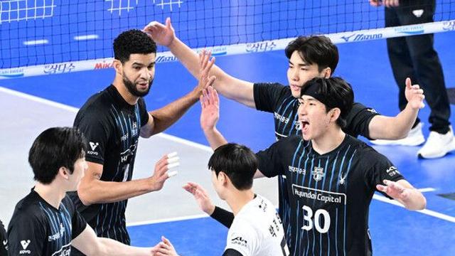 현대캐피탈, 우리카드 3연패 몰아넣고 선두 추격…흥국생명도 3연승(종합)