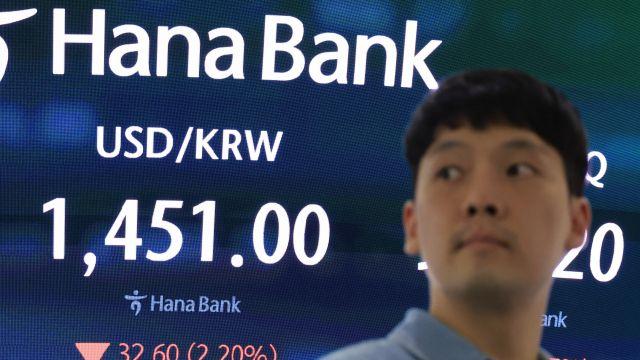 치솟던 환율 꺾였다…원달러환율, 통화당국 강력 개입에 하루만에 33.8원 급락