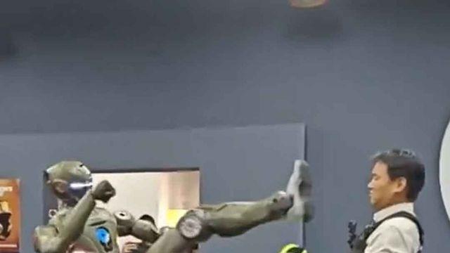 [쇼츠] 사람 겨냥해 앞차기 중국 로봇 '섬뜩'