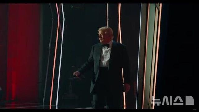 트럼프, 나비넥타이 매고 시상식 진행…