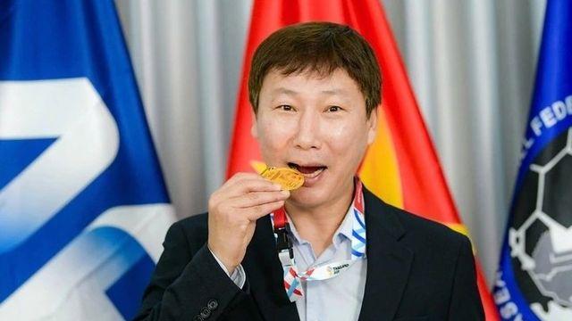 '3관왕 대업' 김상식 감독, 2800만원 金메달 받았다…동남아 최고 명장 격상→