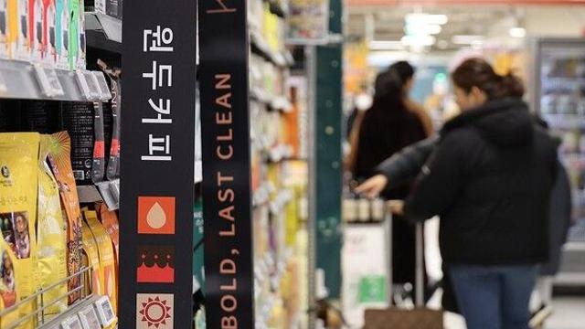 환율 급등 여파에 물가 전망 상향 잇따라…