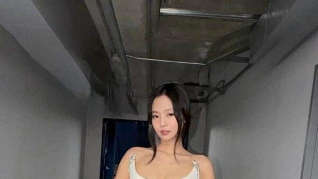 블랙핑크 제니, 2025 MMA 비하인드 컷 공개...1000만 뷰 돌파한 압도적 드레스 자태