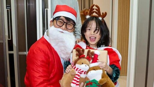 옆집 아저씨가 산타로…크리스마스이브 '주민산타' 출동