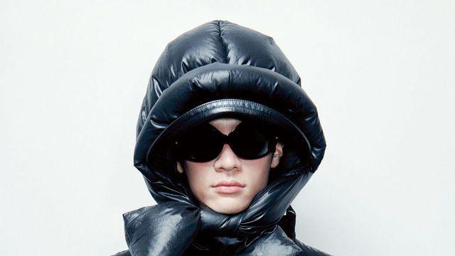 후드와 머플러를 합친 몽클레르의 무적 방한용품