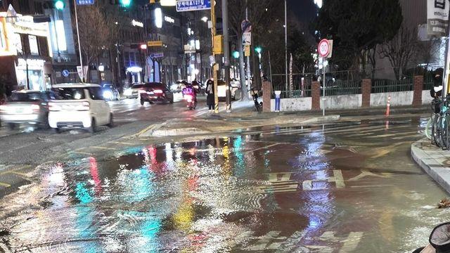 한파 속 굽은다리역 인근 상수도관 파열돼 도로 침수…복구 중