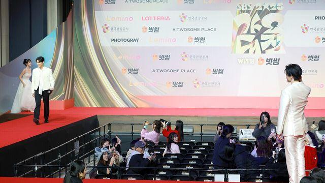 [NC포토] 기다리는 재민이는 머쓱