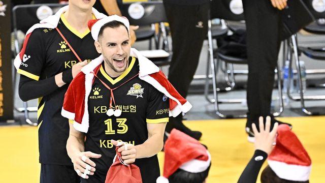 비예나 '공보다 빠른 사과'…헤난 감독은 서브 포기 지시로 화답