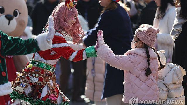 추위도 잊은 성탄절…한파 속에서도 전국 관광지 북적