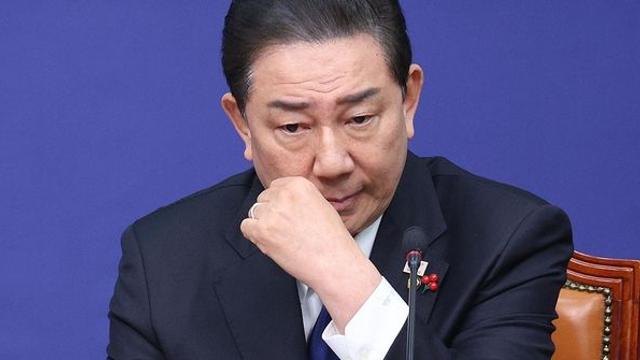 '항공사 의전 의혹' 김병기, 오늘(25일) 병원 특혜 논란까지 일자 입장 밝혔다