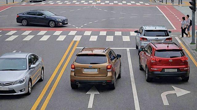 뒤차 배려해 주다가 흔히들 실수합니다…의외로 범칙금 4만원인 도로 위 '행동'