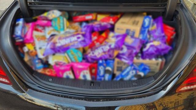 트렁크에 과자 한가득…인천 보육원 찾은 산타아저씨