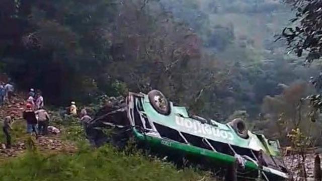 크리스마스의 비극…멕시코 협곡 버스 추락해 42명 사상