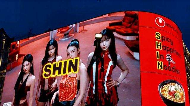 이번엔 영국에 `에스파` 떴다…농심 신라면 초대형 옥외광고