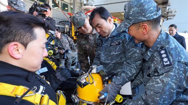 안규백, 퇴역 앞둔 장보고함 찾아 