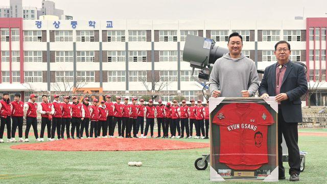 '후배 사랑 진심이네' KIA 김태군, 수창초·경상중에 야구용품 기증 