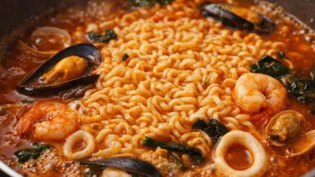 라면값 부담 컸는데…홈플러스가 6가지 해물 넣어 ‘2000원대’로 내놓은 라면 정체