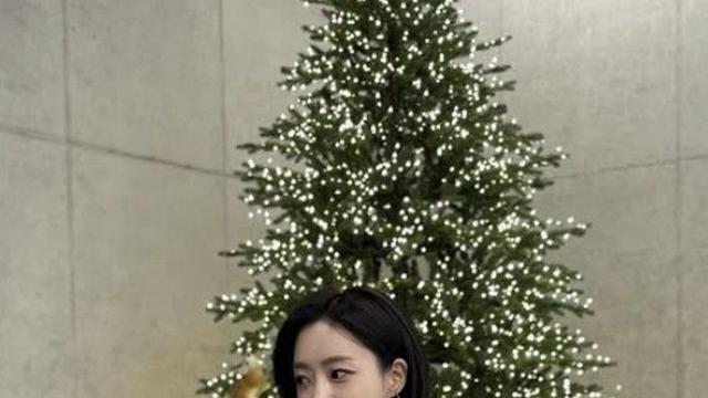 함은정, 결혼 후 첫 크리스마스 근황 공개...우아해진 미모와 차기작 소식까지