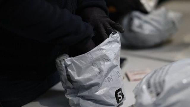 프랑스로 온 쉬인 소포 중 의류 외 제품 25% 규정 미달