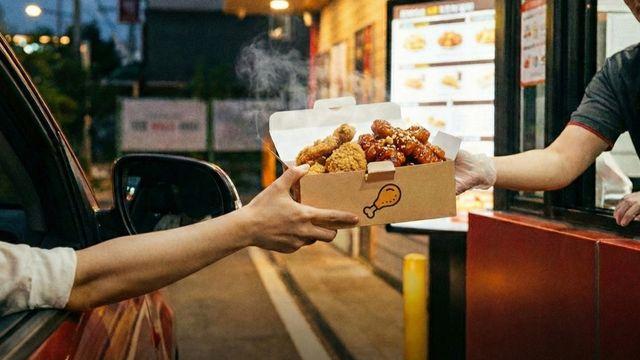 차에서 바로 먹어요…미국서 '드라이브 스루' 매장까지 낸 K-치킨
