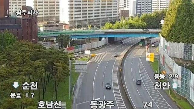 호남고속도 용봉IC 부근 4중추돌…1명 부상·교통 혼잡