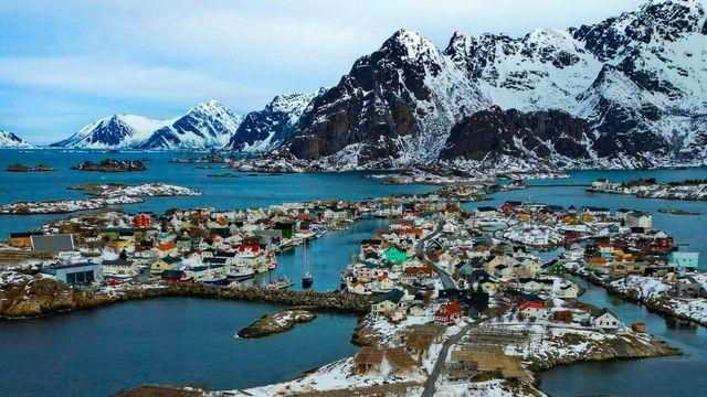 이렇게 아름다운 축구장 있다니!…폭설 뒤덮인 노르웨이 어촌마을 스타디움에 '감탄'