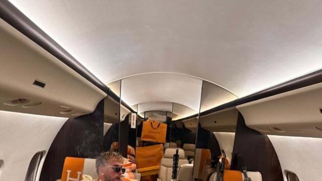 턱뼈 두동강 났지만 1329억 돈방석…유튜버 복서 누구길래