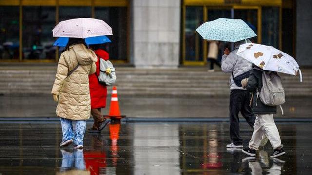 한풀 꺾인 추위, 낮 최고 12도…중부 눈·비 살얼음 주의[오늘날씨]