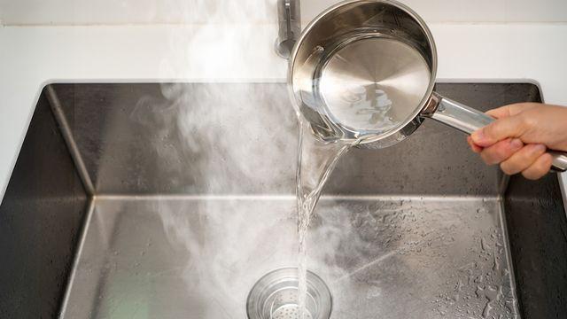 “배수구 막힐까 봐 자주 했는데…” 싱크대에 독이 된다는 ‘이 행동’