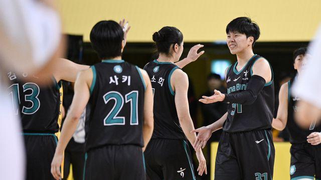 ‘이상범 돌풍’ 하나은행, 박지수 버티는 KB 제압하고 3연승