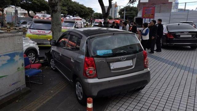 제주 도심서 인도로 돌진한 경차에 2명 부상… 80대 운전자 '급발진' 주장