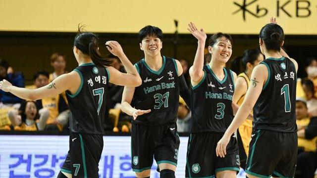 여자농구 선두 하나은행, KB국민은행 꺾고 3연승 질주…시즌 10승 선착