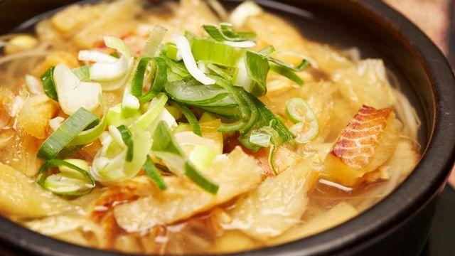 황태국 끓일 때 ‘이것’ 꼭 넣어보세요…사골 마냥 뽀얗게 우러나네요