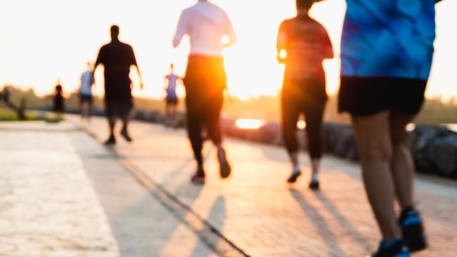 하루 5000보 걷기의 기적, 알츠하이머 인지 저하 7년 늦춘다