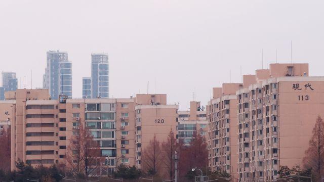 서울 아파트 평균값 사상 첫 15억 돌파…집값 상승 전망 여전히 우세