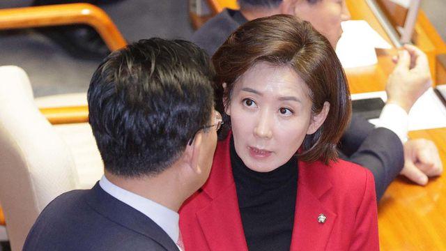 “간 곳이 천정궁인지 몰랐다”는 나경원… 조국·최민희, 이렇게 반응했다