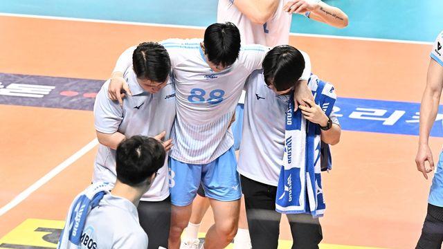 '고공행진' 대한항공, 이겼는데 웃을 수가 없다…정지석 이어 임재영까지 부상 이탈