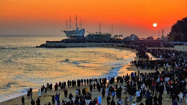 해넘이와 해돋이를 한 번에… 강릉 정동진, '세계 최대 모래시계' 25주년 퍼포먼스