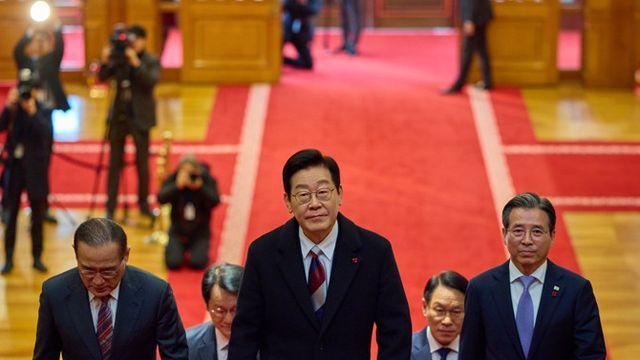 李, 文 퇴임 후 1330일만에 靑 복귀