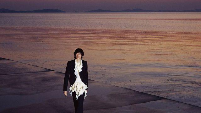 저무는 해를 따라 맥퀸, 페라가모, 생 로랑을 입고 나선 하루