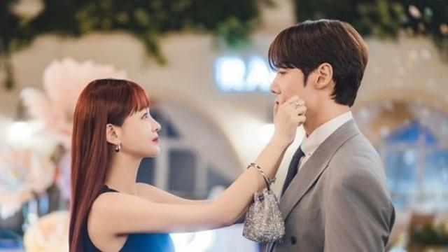 최진혁·오연서, 아찔한 볼꼬집…문제적 인연의 시작점 (아기가 생겼어요)