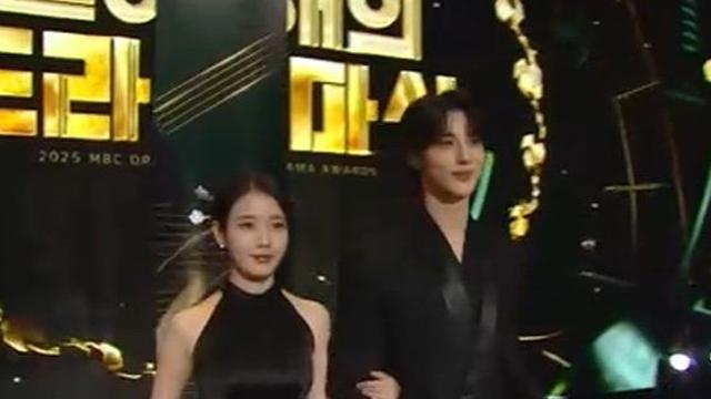 아이유·변우석, ♥팔짱꼈다→첫 동반 등장부터 '달달'…