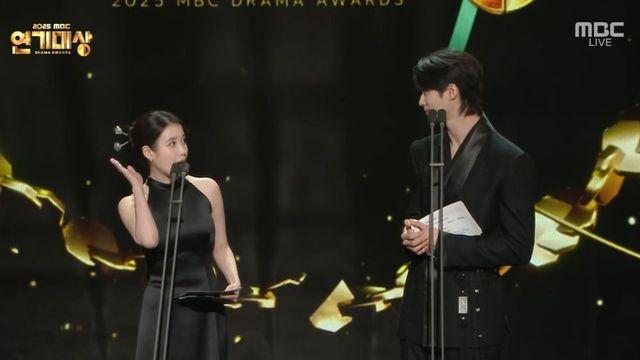 ’21세기’ 아이유♥변우석, MBC 첫 등장 “특별히 멋지십니다” [MBC 연기대상]