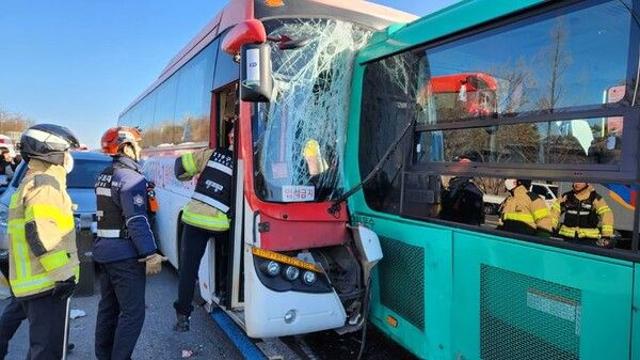 서울 강동구서 버스 3대와 승용차 추돌…40명 병원 이송(종합)
