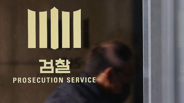 '현직교사와 문항 거래' 일타강사 현우진·조정식 등 46명 기소(종합)