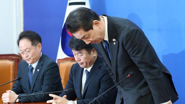 김병기 원내대표, ‘본인의 각종 의혹에 무거운 표정으로 사퇴’