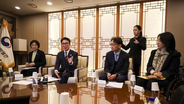 김민석 총리, 국중박 '배리어프리 키오스크' 점검…