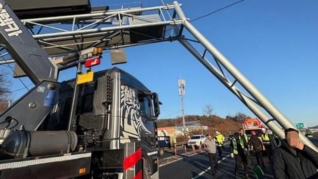 17t 화물차가 지하차도 차단기 들이받아…5시간 통제