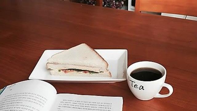 맹렬히 먹고 읽은 기억…신간 '내 영혼의 델리카트슨'